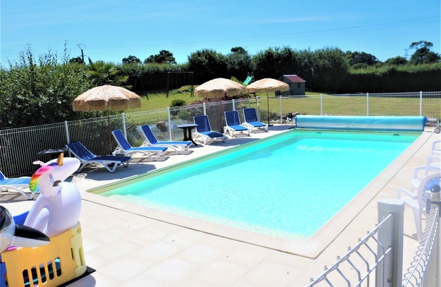 Homerez - Charming house with shared pool in Nehou