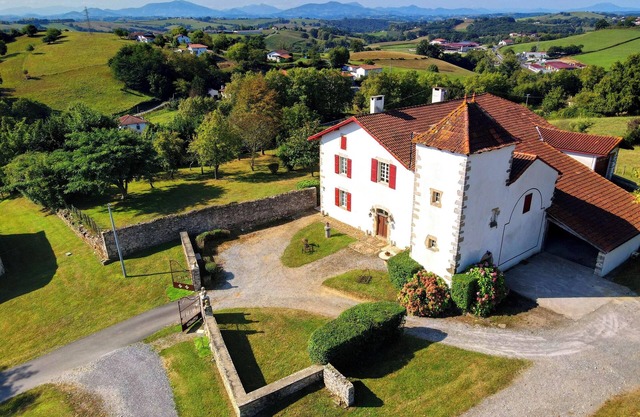 Homerez - Comfortable House in Bardos with Mountain View