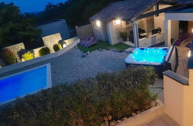 Homerez - Cosy chalet in Lussas with pool and jacuzzi