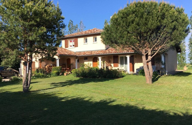 Homerez - House for 8 ppl. with garden and terrace at Saint-Cyr-sur-le-Rhône
