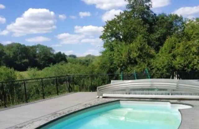 Homerez - Nice chalet for 4 ppl. with shared pool, sauna and jacuzzi at Louâtre