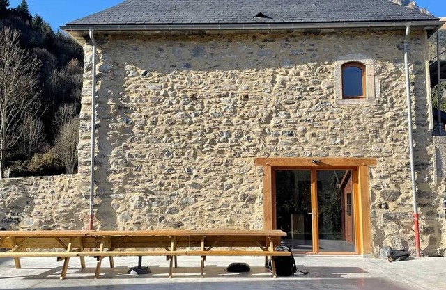 Homerez - Spacious House in Guchen with Garden and Barbecue