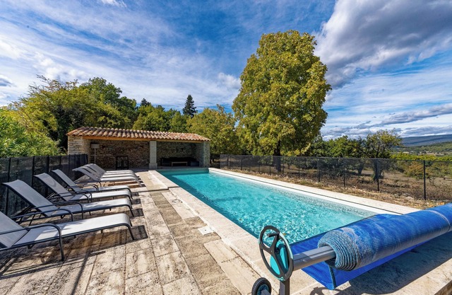 Homerez - Spacious Villa with Garden in Saignon