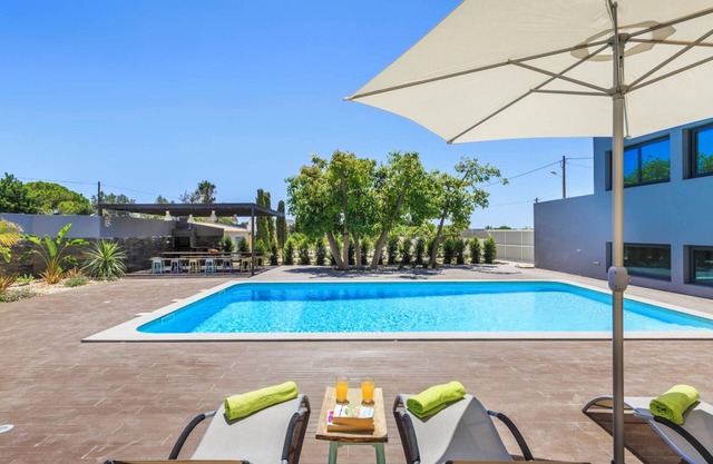 Homerez - Villa in Quelfes + Sea view