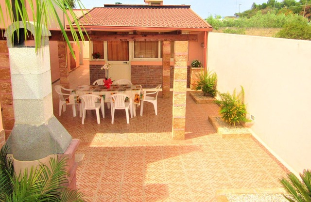 Homerez - Welcoming House in Torre San Giovanni + Garden