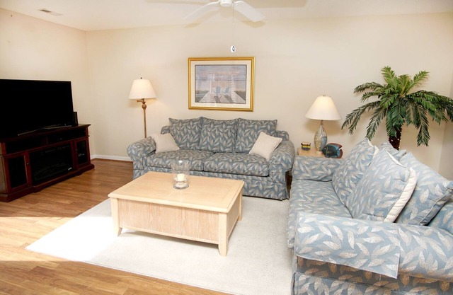 Homey condo w/private deck in quiet resort w/fabulous pool & Jacuzzi - one block from the beach