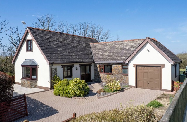 Honeyfield Lodge - Spacious Cottage, Rural Views