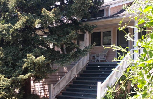 Honeysuckle Cottage - downtown Manitou Springs