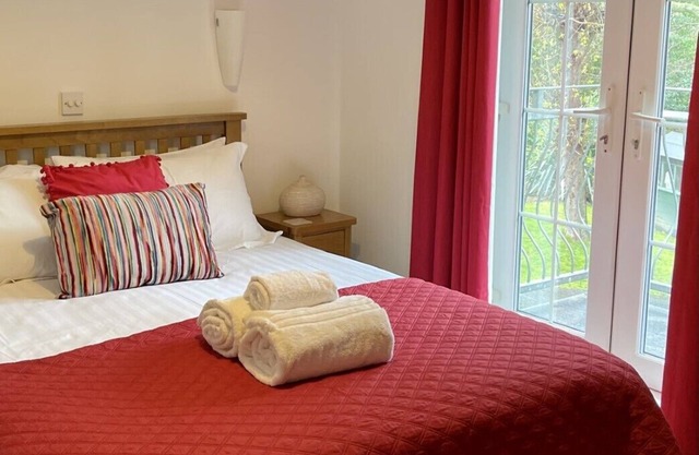 Honeysuckle Cottage, Child Friendly, 10 min walk to beach, less to Shops & Park.