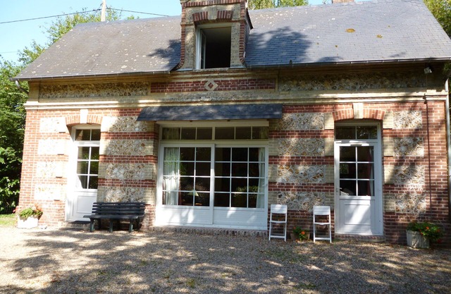 Honfleur, Cote de Grace, family self-catering 2 bed Gite fenced private garden