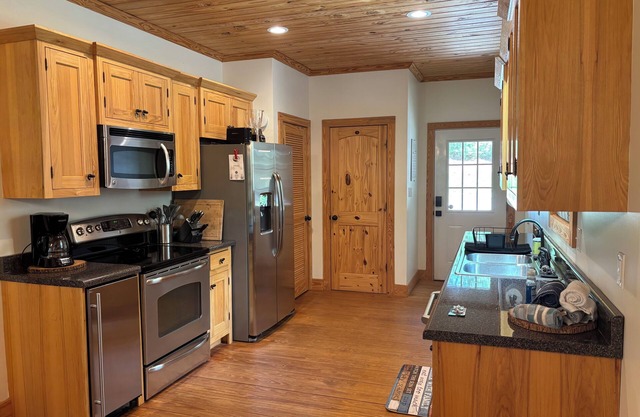 "Hook, Line and Leisure" Spacious lakefront home with 3 beds/2 bath, Sleeps 8.