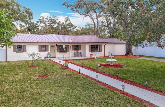 Hoops & H2O Oasis: Home w Large Yard, Bball & Pool in Seminole Heights, Tampa