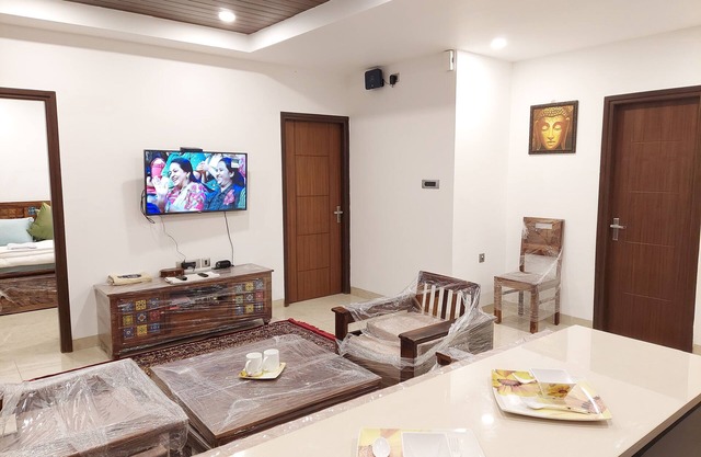 HOP stays Shimla - Luxury 2BHK {Free Parking + Lift + Caretaker + Terrace + Pet}