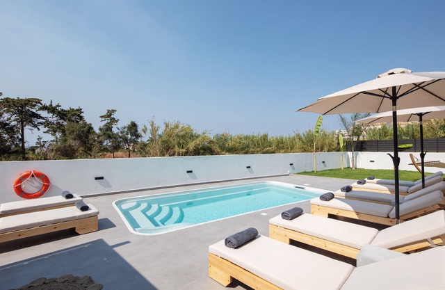 Horizon Villa Oasis, Walk to Platanias Beach!