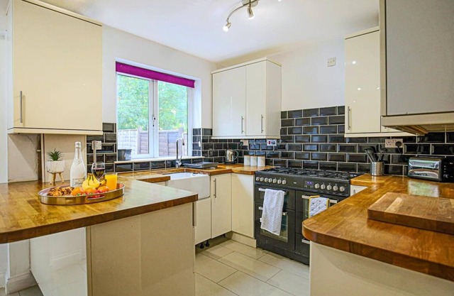 Hornbeam House with Garden, Parking and Smart TV