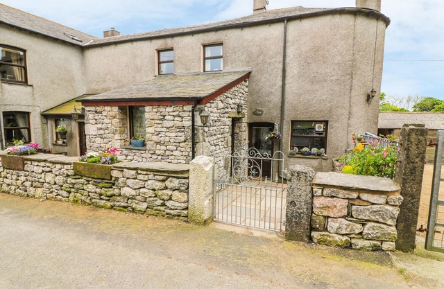 HORRACE FARM COTTAGE, pet friendly, with open fire in Pennington