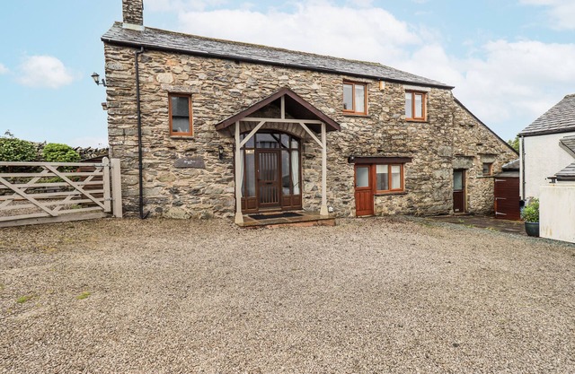 HORSE AND FARRIER BARN, pet friendly, with a garden in Cartmel