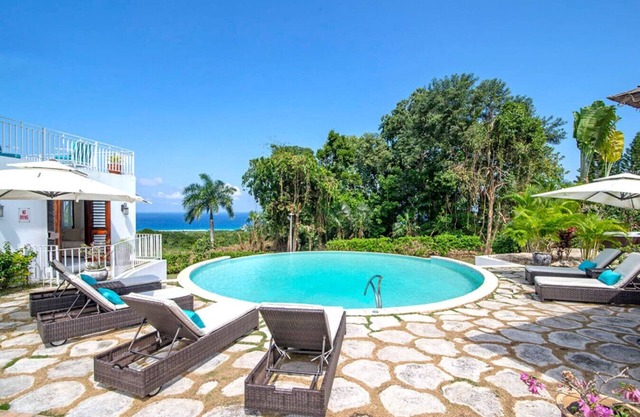 Hospitality Expert HALF HILL: Pool, Beach & Chef