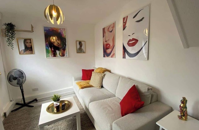 Host & Stay | Cotman Close