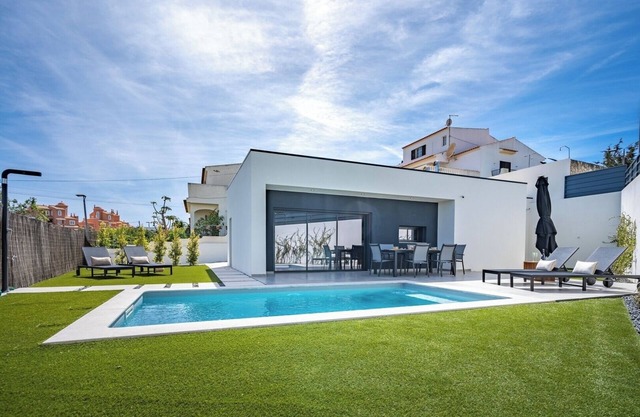 Host Wise - Bright Spacious House | Swimming Pool