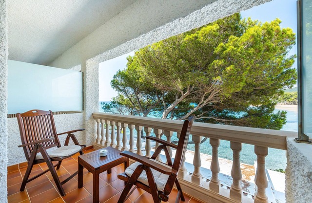 Hostal Boutique Canyamel, 105 Double Rooms with Sea View, Private Terrace, Wi-Fi and a/c