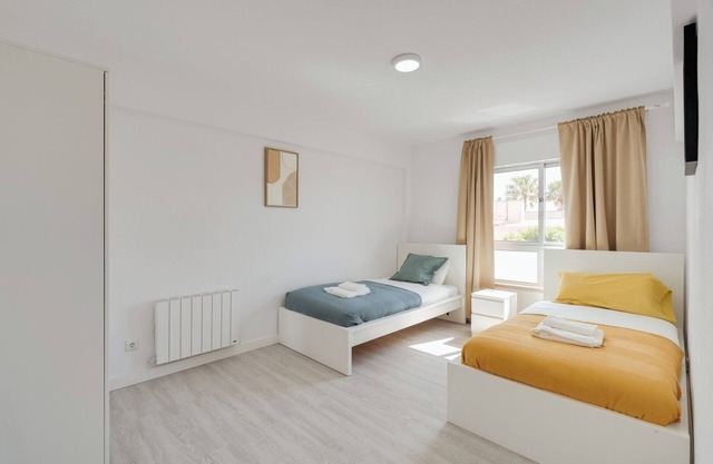 HostWise - Bright and Family Flat in Paço de Arcos
