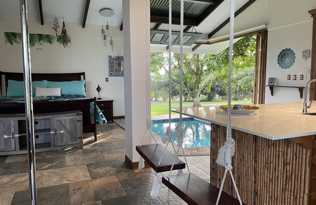 Hot springs 1 mile. Amazing views.Arenal Volcano 23.8 miles . Luxury and comfort