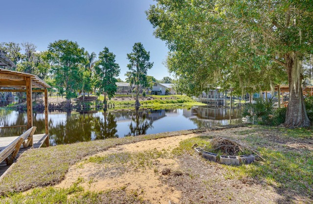 Hot Tub + Dock Access: Lake Hatchineha Getaway!