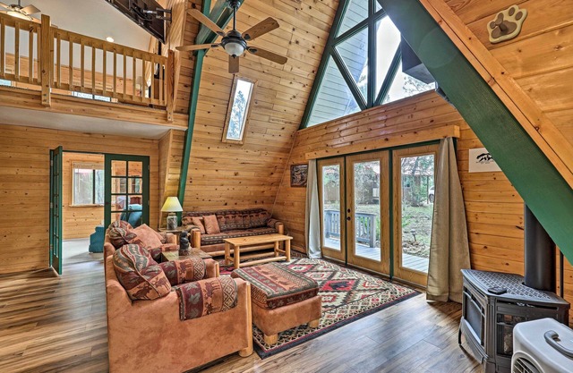 Hot Tub, Fire Pit & Deck: Overgaard Cabin!