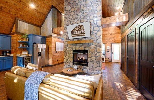 Hot tub, fireplaces, perfect for romantic honeymoons and anniversaries, private