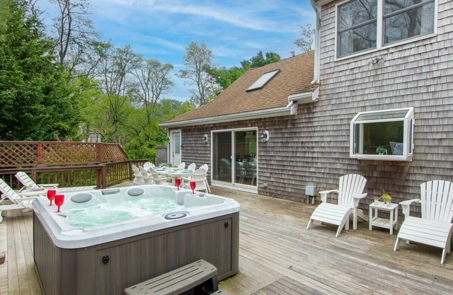 Hot Tub, Game Room, Large Private Yard!