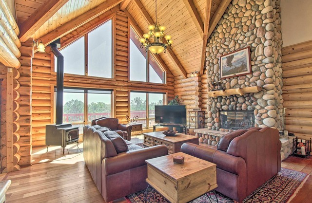 Hot Tub, Game Room & Theater: Luxe Show Low Home