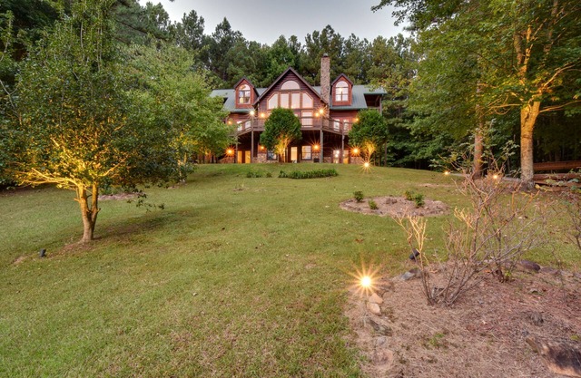Hot Tub, Game Tables & Mtn Views: Ellijay Cabin