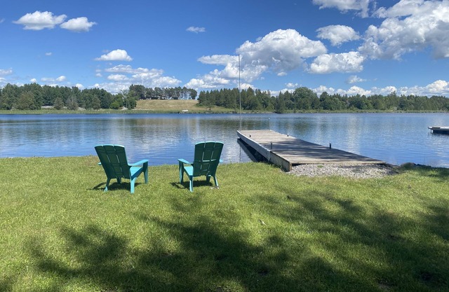 Hot Tub + Games Room at Waterfront Cottage Kawarthas 🏓