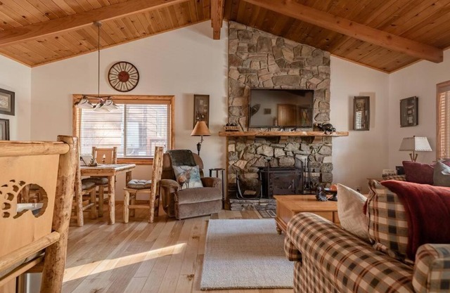 Hot tub*kids room*family cabin