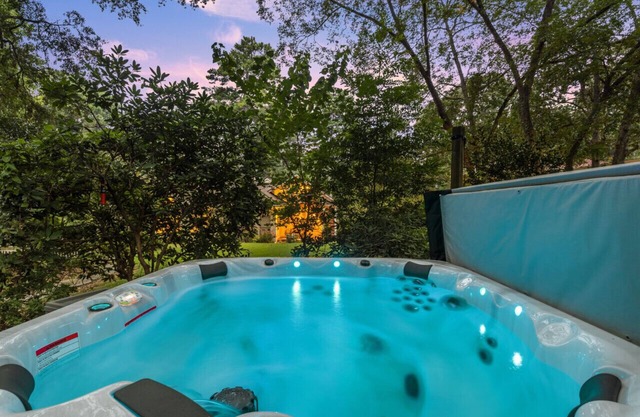 Hot Tub + King Bed + Walkable