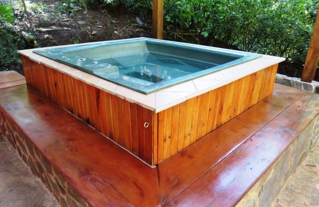 Hot Tub! Newly Renovated! ½ Mile From the Reserve. Perfect for families!