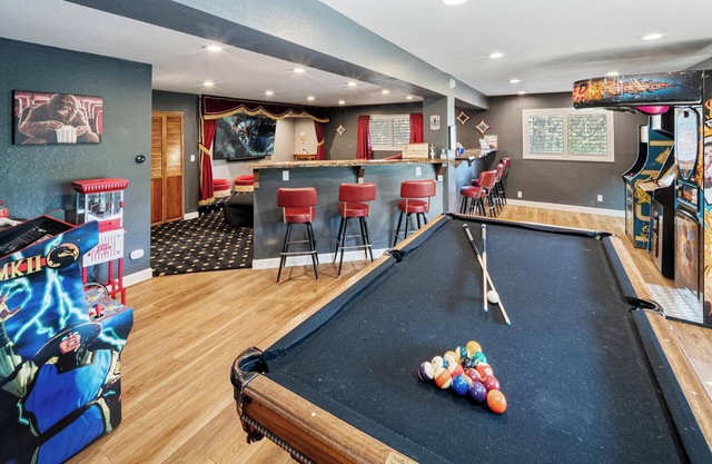 HOT TUB! Pool Table! Theater Area! Propane Barbecue! Multiple Fireplaces! Gourmet Kitchen!