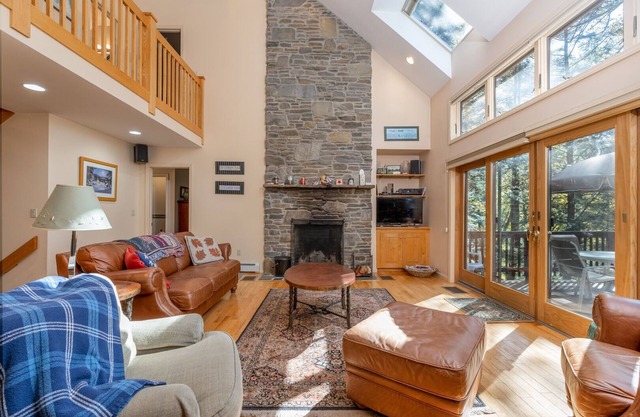 Hot Tub Spacious - Tichenor Road Lodge*