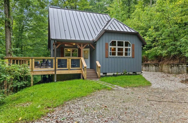 Hot Tub & WiFi - Intimate Cabin - Snuggle Inn
