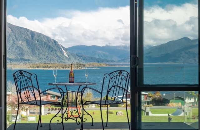 Hotel Lake Brunner