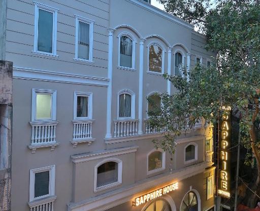Hotel Sapphire House - 3 Mins Walk from Metro and 5 Mins from Rail Station