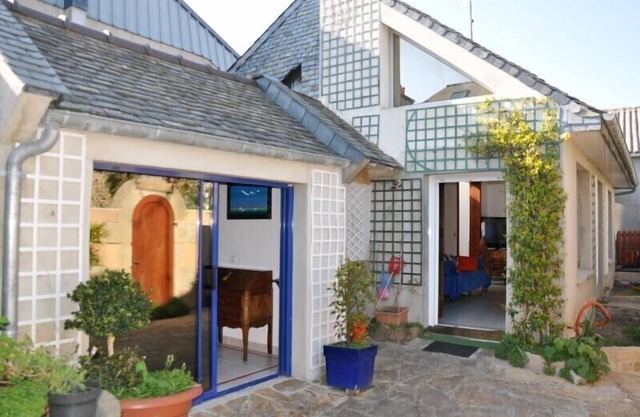 House 100m sea with internet, place Ste-Anne in TREGASTEL