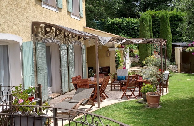 House 3 bedrooms, 2 bathrooms 3 wc, for 6 people with swimming pool.