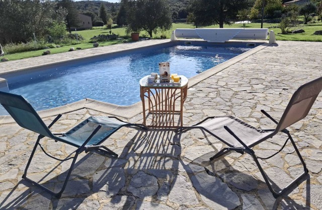 House 6/8 persons (10 max), with swimming pool, garden 4800m2, les vans Sud Ardèche
