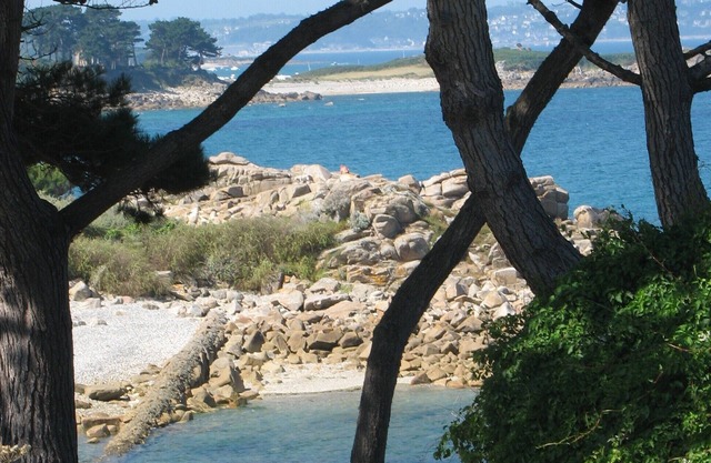 House 750 yards away from the beaches of the Granit Rose Coast, large living