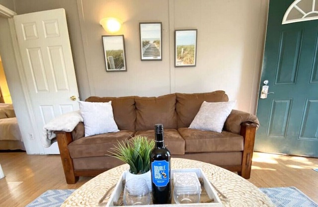 House C · Hideaway in a cozy Home Close To Lake! Coffee/Netflix/Hulu/WiFi
