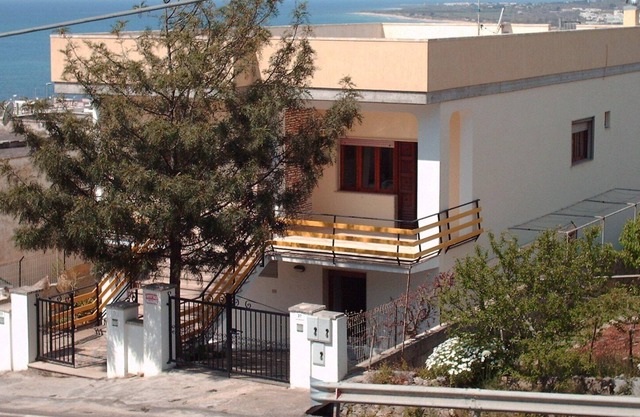 House detached villa with sea views, garden and car parking