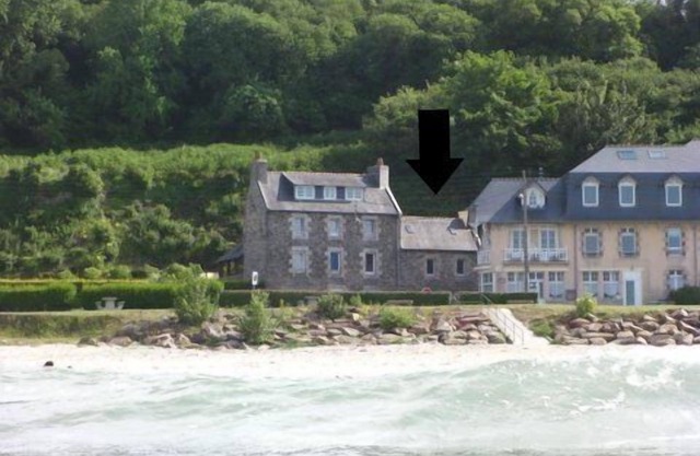 House facing huge beach of St Efflam