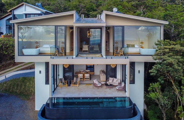 House immerse in the forest+ infinity pool and luxurious experience.